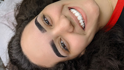 A Garota das Sobrancelhas